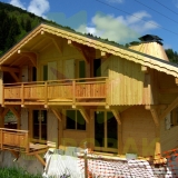 les Contamines domy drewniane chrobak styl alpejski konstrukcja grewniana.
